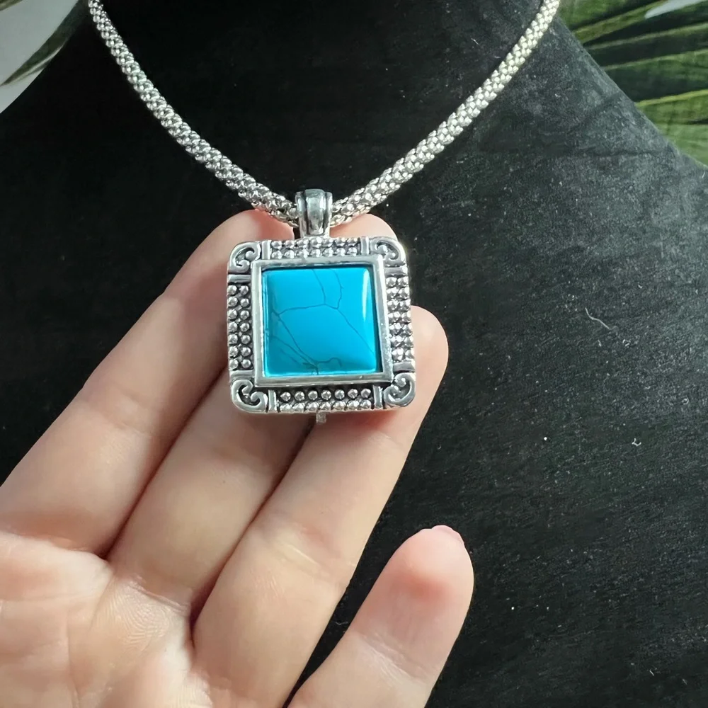 VTG| Silvertone & Faux Turquoise Necklace💙