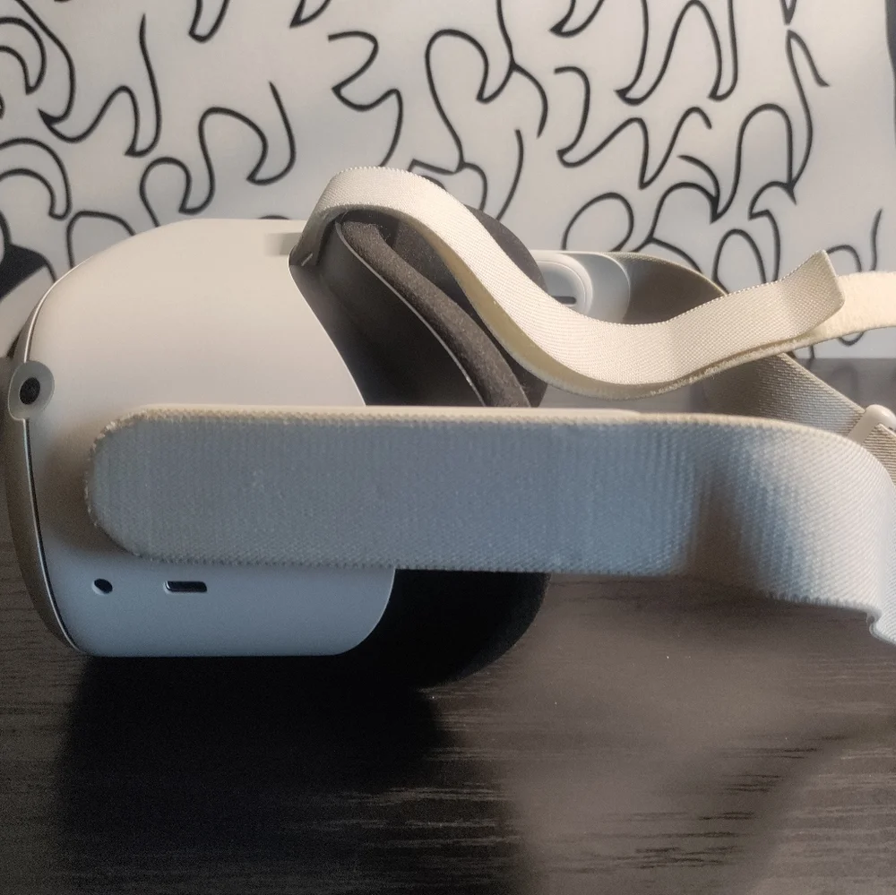 Oculus quest 2 (128 GB Ver.) With travel case and additional head strap.