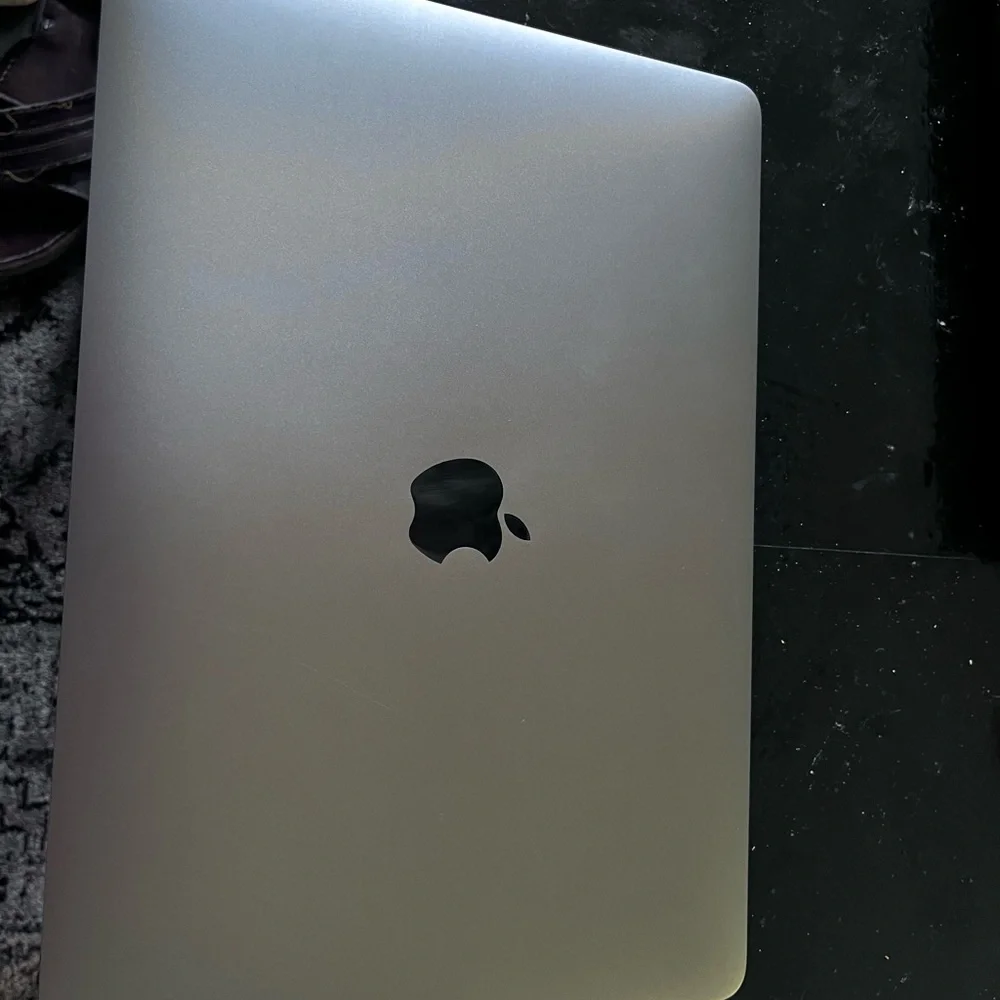 Apple this laptop