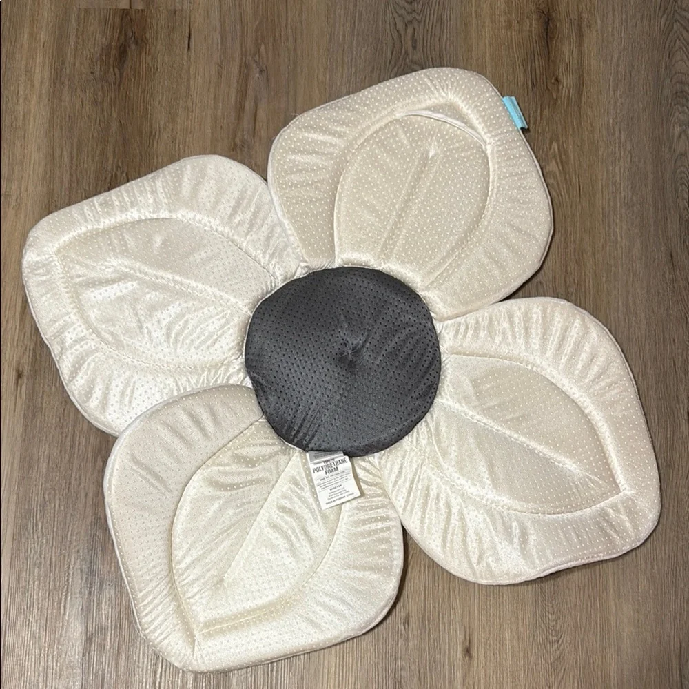 Blooming Bath Gray and White Plush Bath Mat with Flower Design LIKE NEW