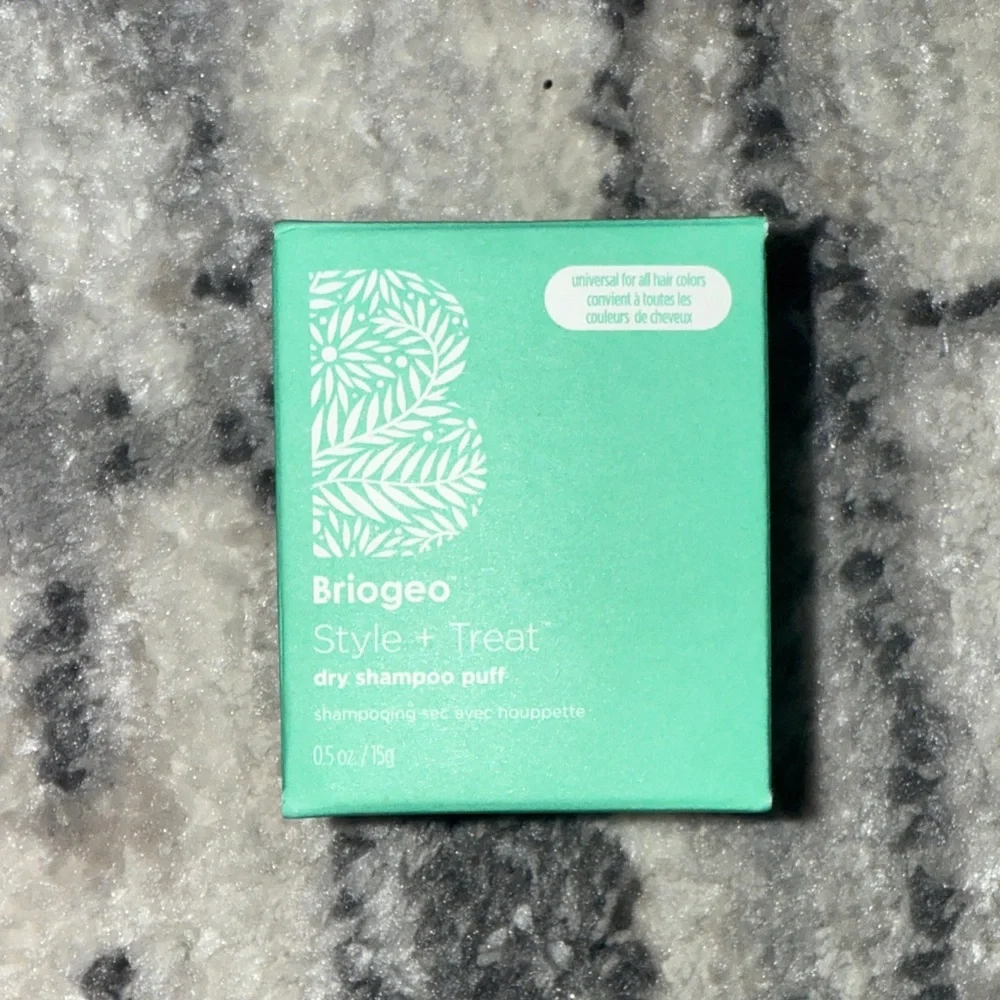 Briogeo Style + Treat Dry Shampoo Puff in Mint Green