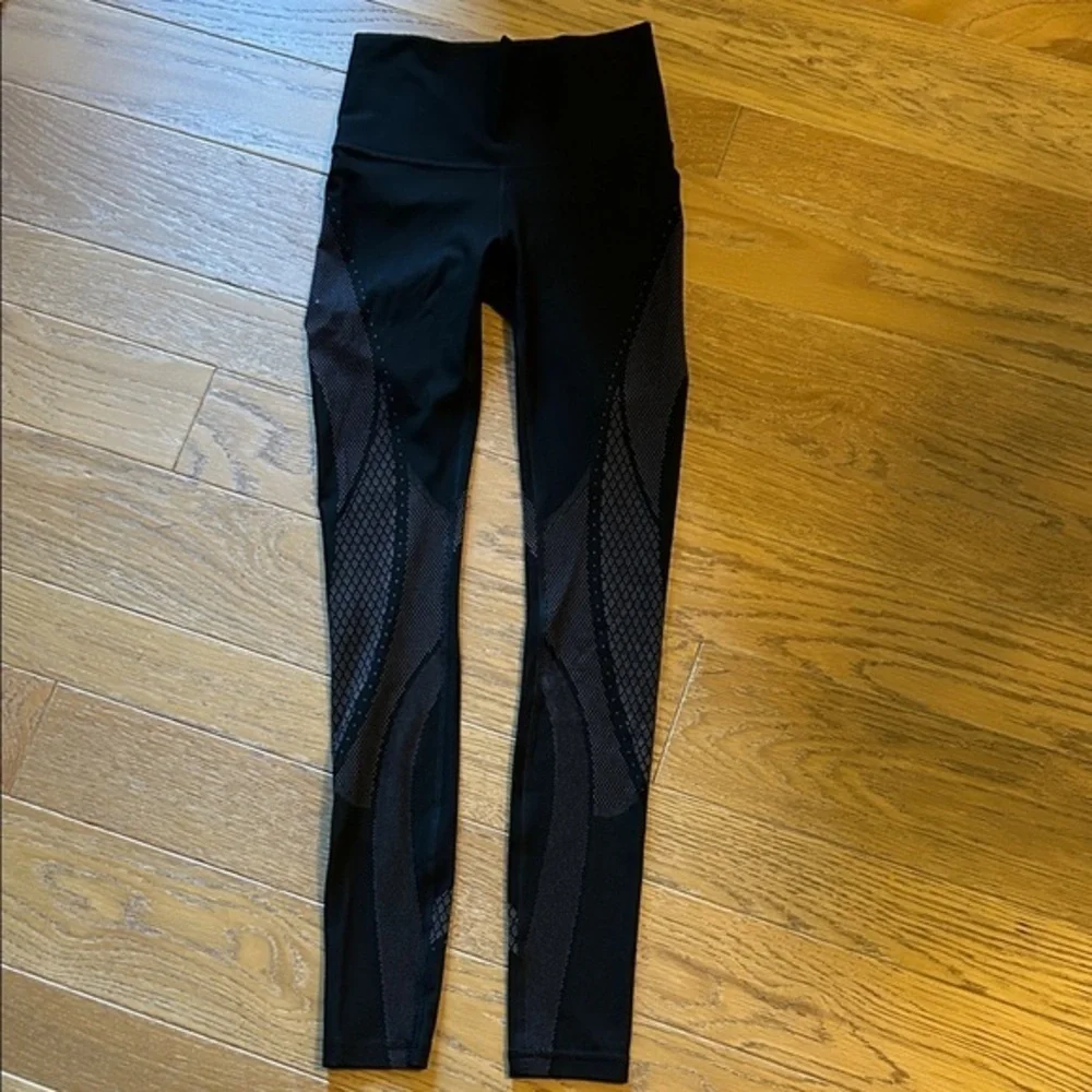 Lululemon size 4 legging black with white design