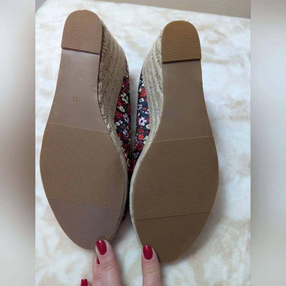 Allegra K gorgeous wedge