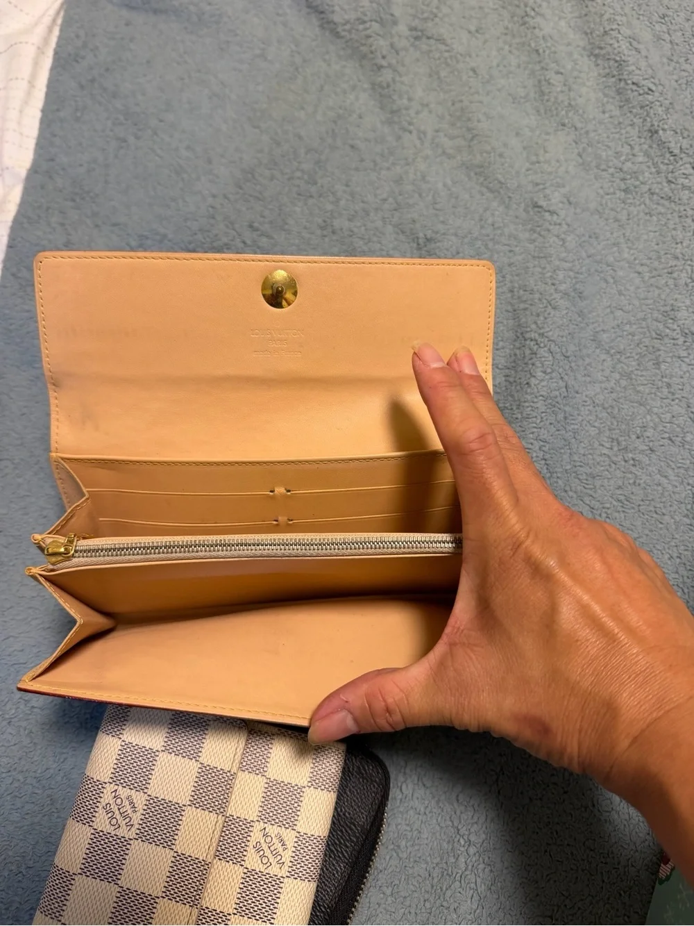 Louis Vuitton compact fold compartment