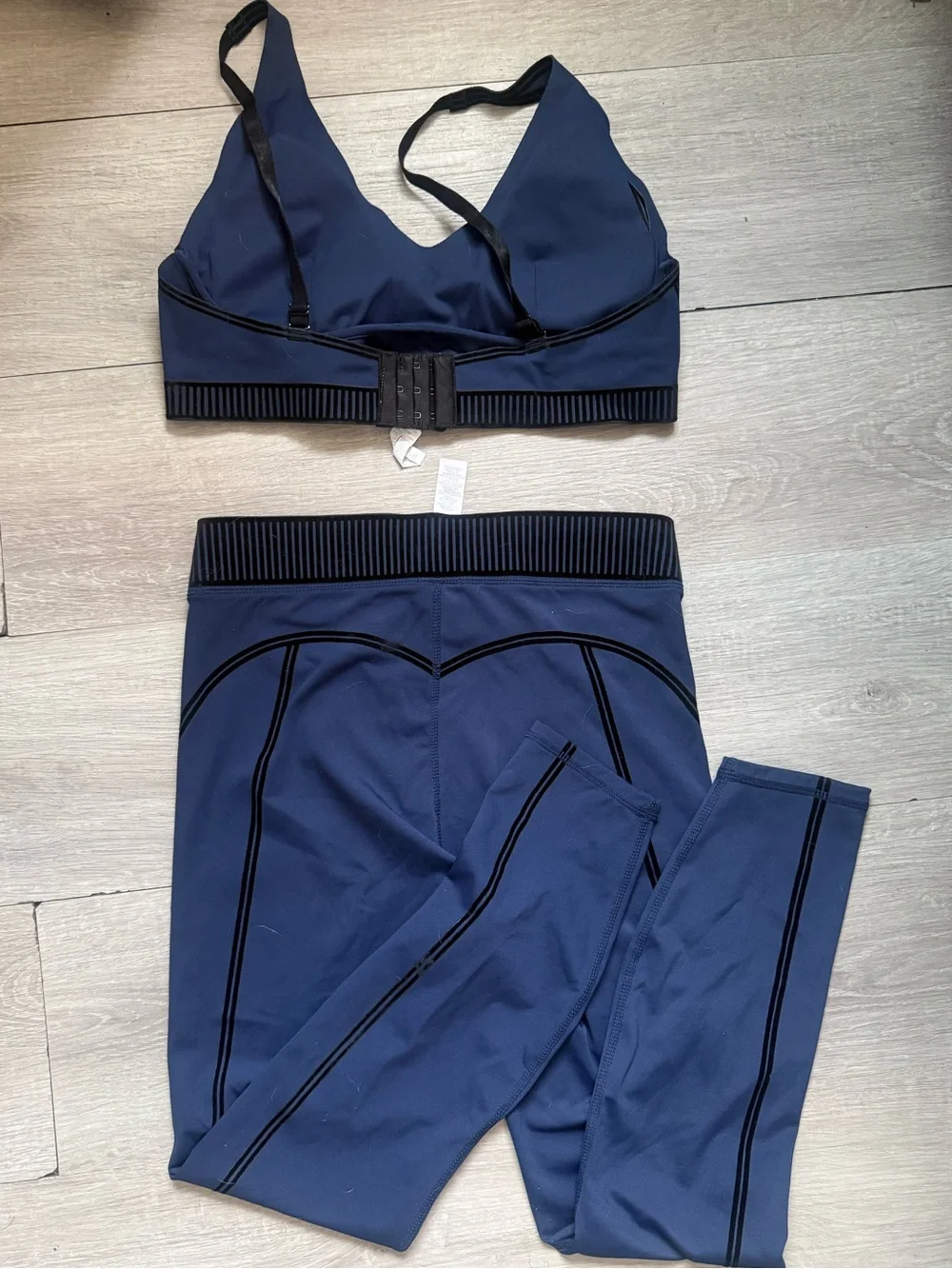 ALO Yoga soft streamlined