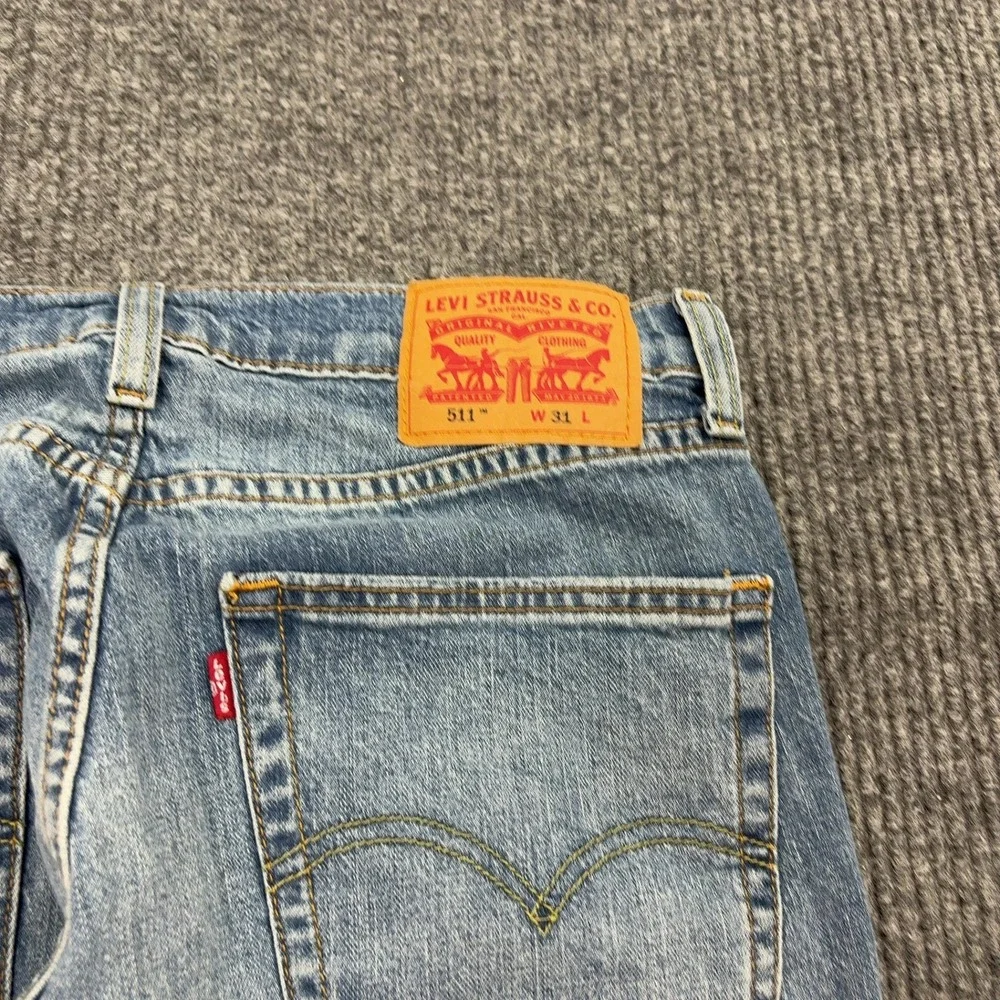 Levis measurements waist