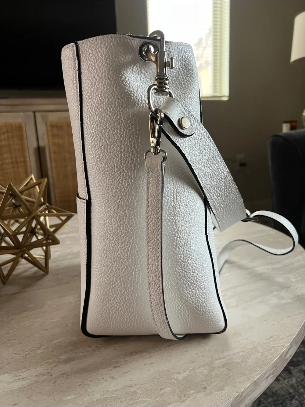 Laura Di Maggio minimal white