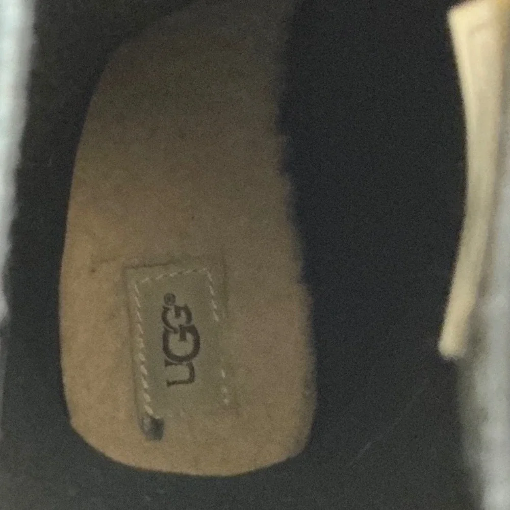 UGG geometric material provide