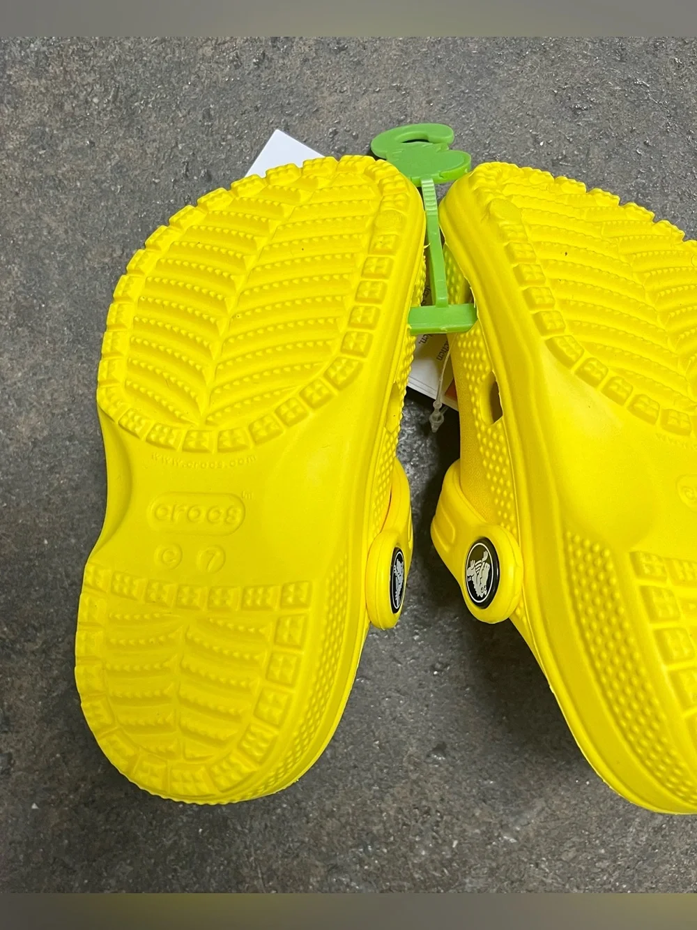 Crocs Kids Classic Clog Lemon Lightweight Heel Strap Shoe Size C7 Water-Friendly