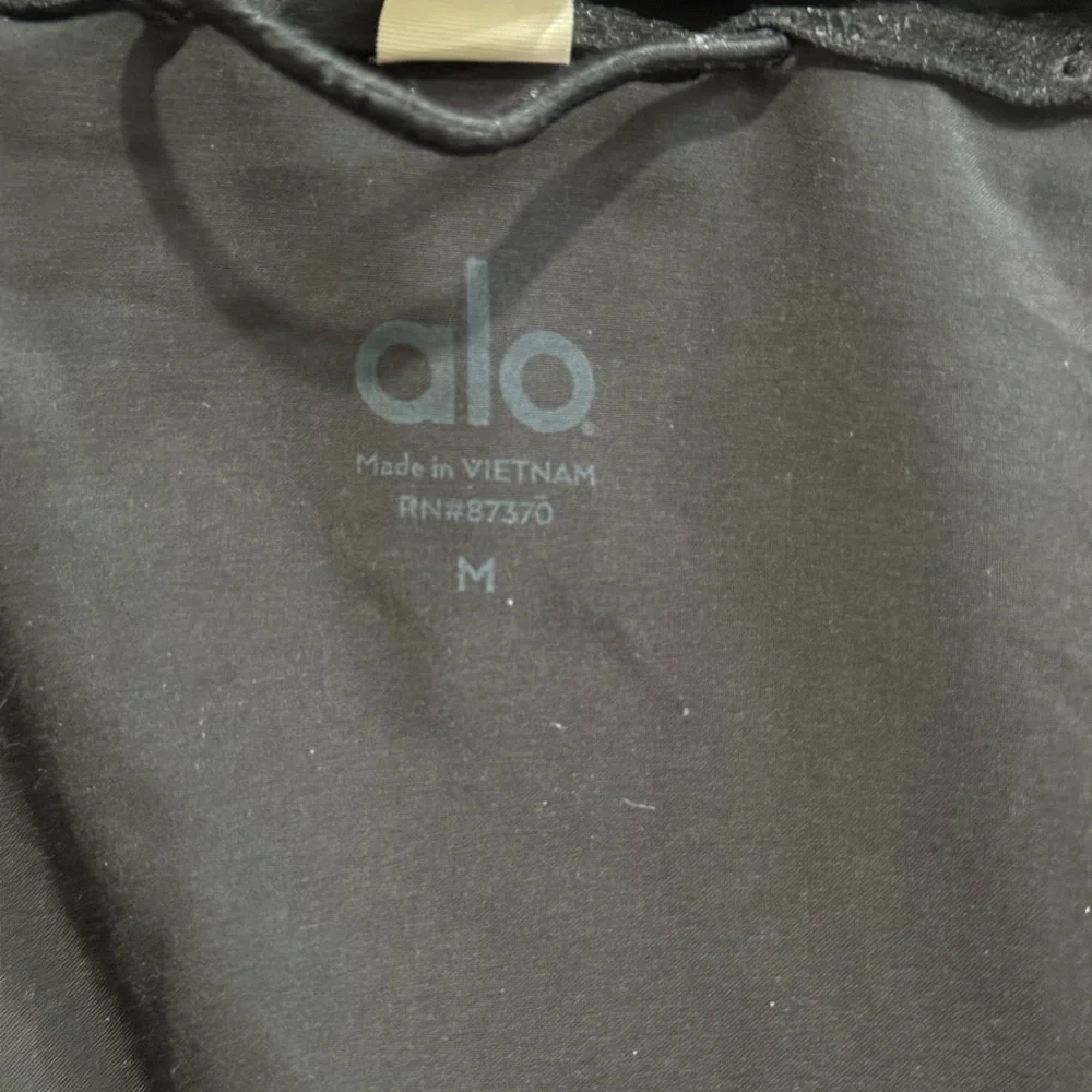 ALO Yoga stylish black