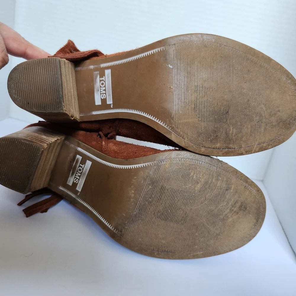 Toms step out