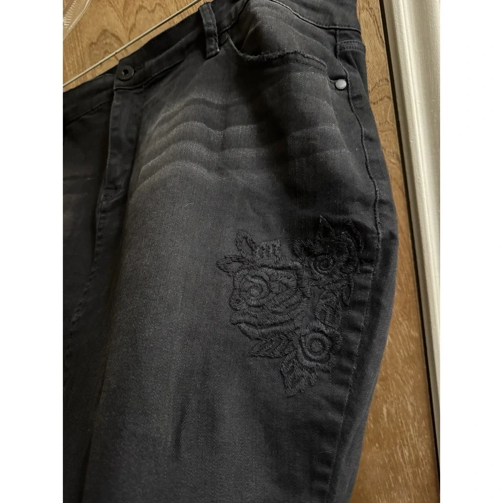 Torrid Black Pencil Mini Skirt Distressed Floral Embroidered Stretch Sz 24 Rock