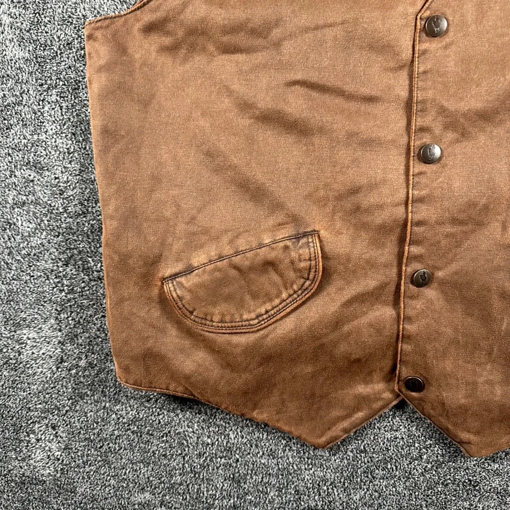 Outback Trading Co. material pockets includes